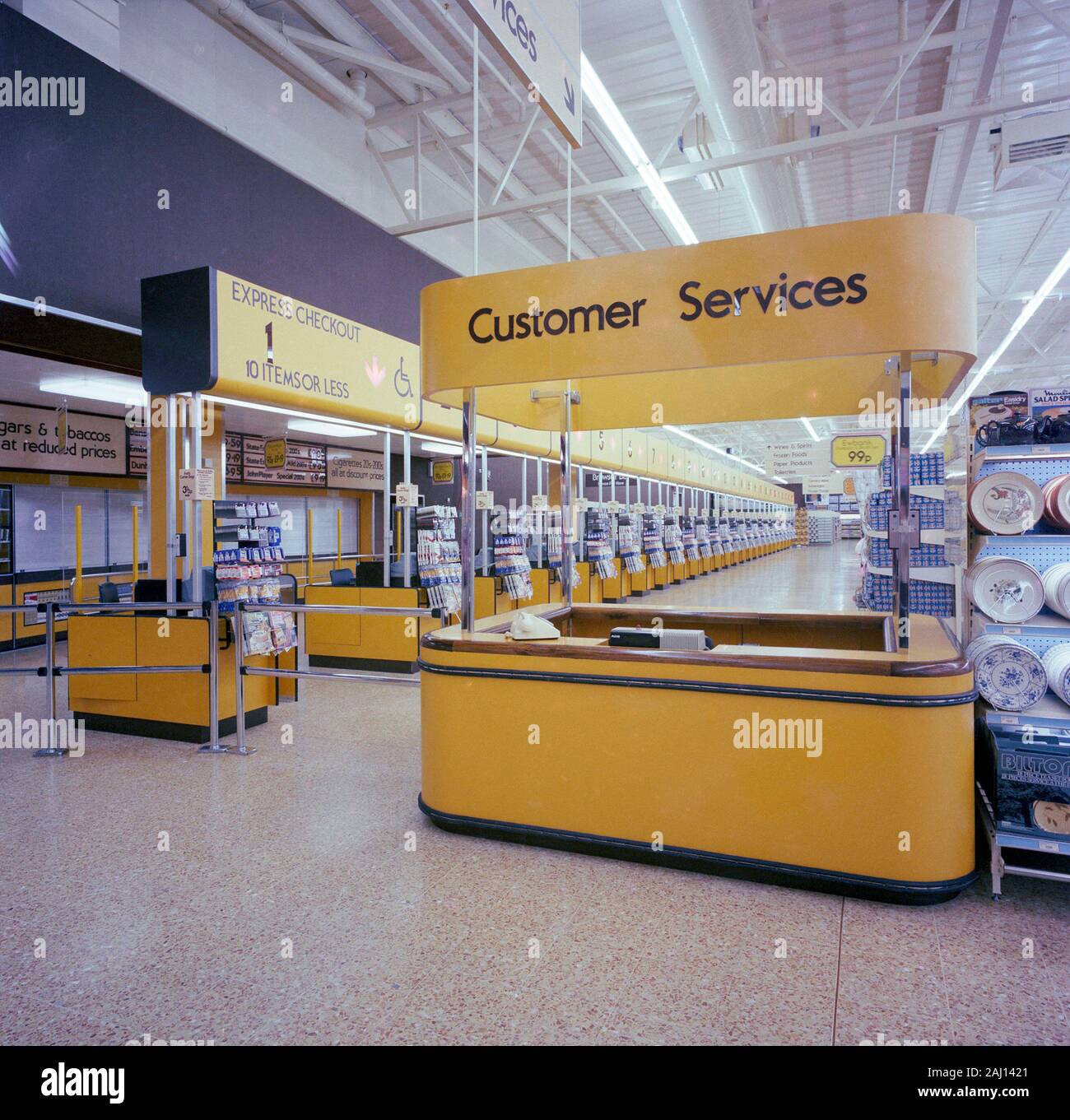 Nouveau magasin Asda terminé en 1982 à Halifax, dans le Yorkshire de l'Ouest, dans le Nord de l'Angleterre, au Royaume-Uni Banque D'Images