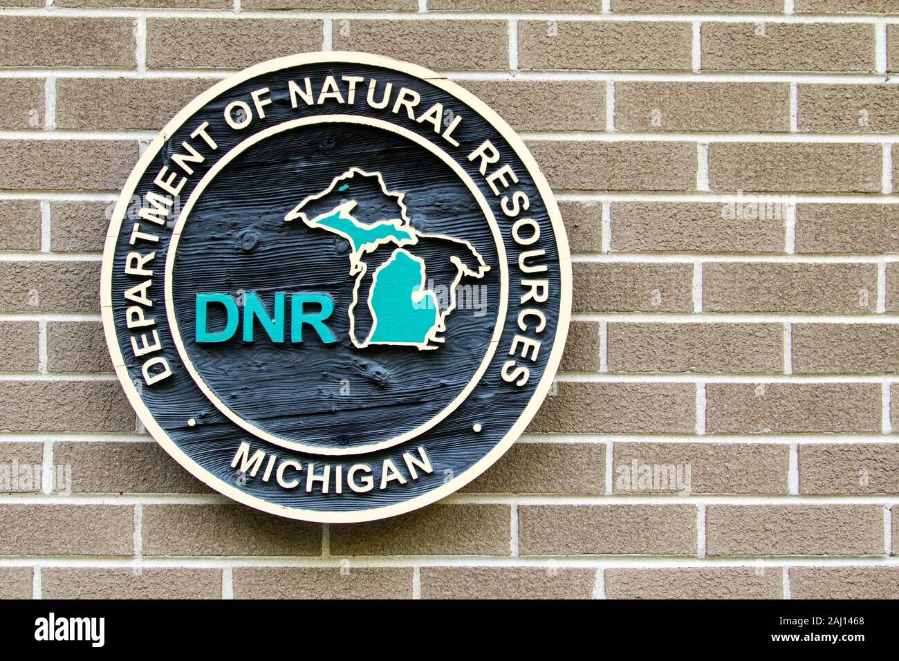 Muskegon, Michigan, USA - 6 octobre, 2019 : Département des ressources naturelles du Michigan emblème sur un bâtiment du parc d'État du Michigan. Banque D'Images