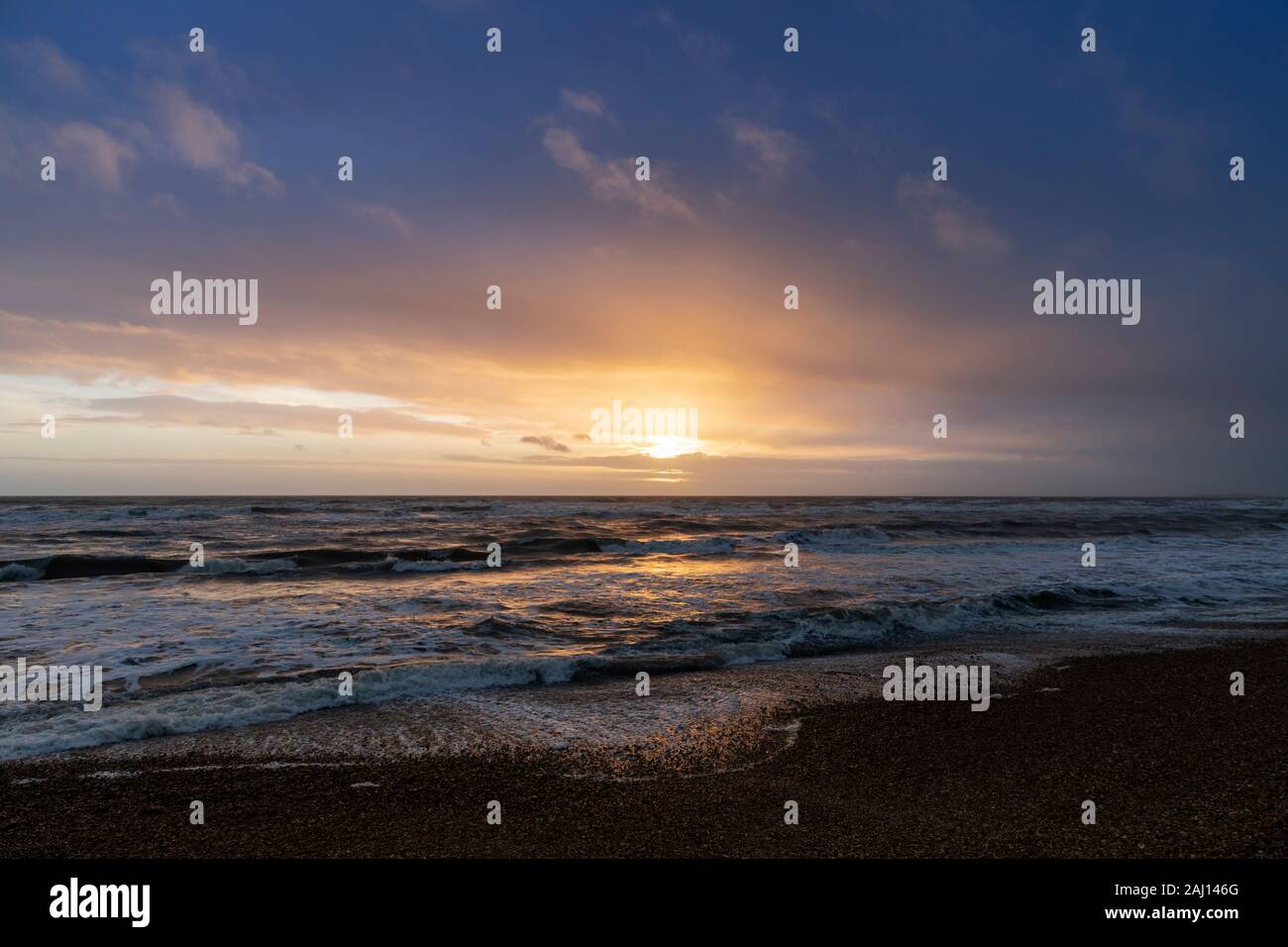 Coucher de soleil sur la Manche, le 24 décembre 2019, Hordle Falaise , Lymington, Hampshire, Royaume-Uni Banque D'Images