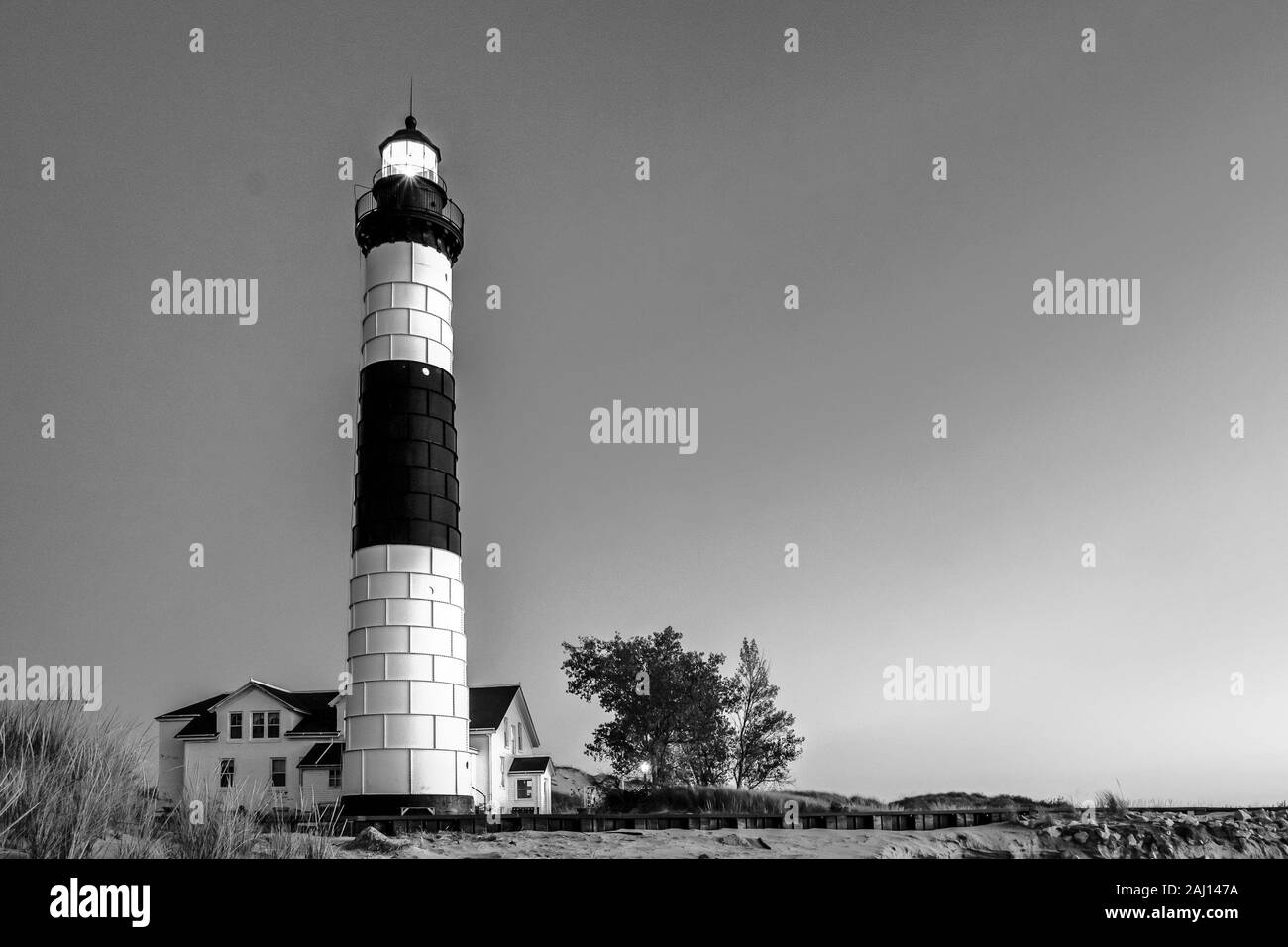 Phare noir et blanc Arrière-plan. Grand phare de sable à Ludington State Park, dans le Michigan. Banque D'Images