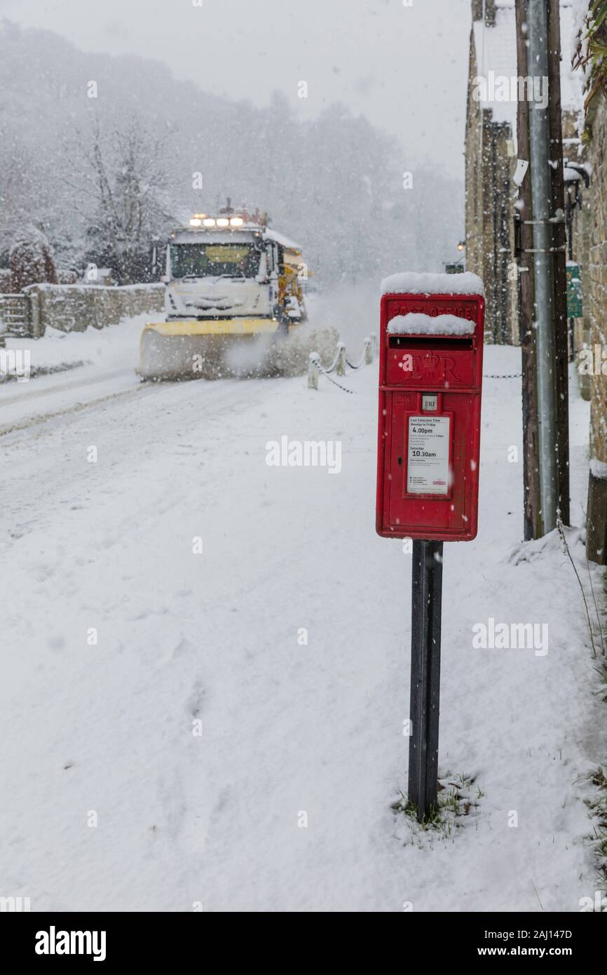Les fortes chutes de neige et des conditions météorologiques, chasse-neige et téléphone rouge fort à la mi-hiver à Hutton Le Hole moorland village, le North Yorkshire Moors, UK. Banque D'Images