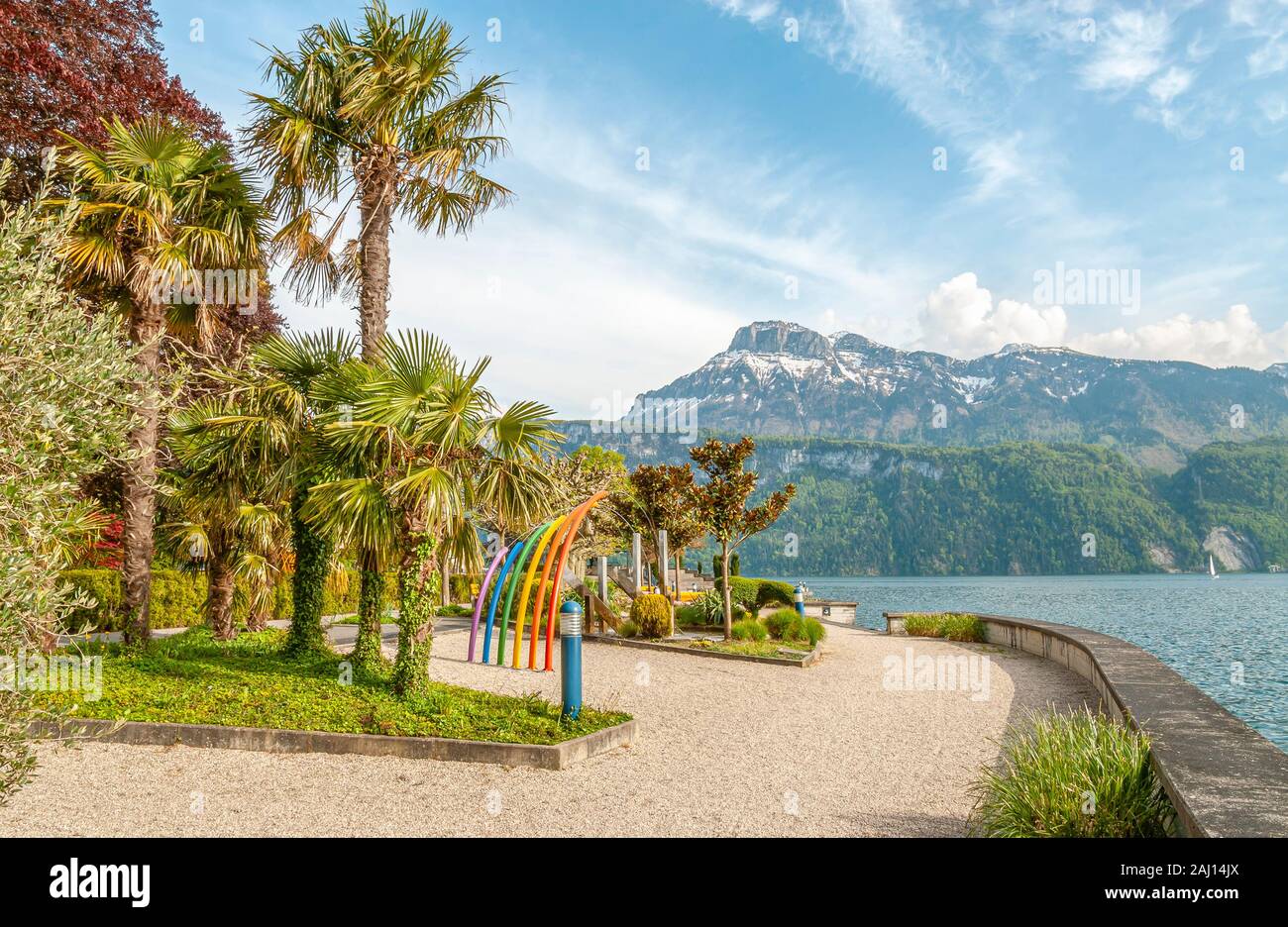 Promenade au bord du lac de Gersau au printemps, lac de Lucerne, Suisse Banque D'Images