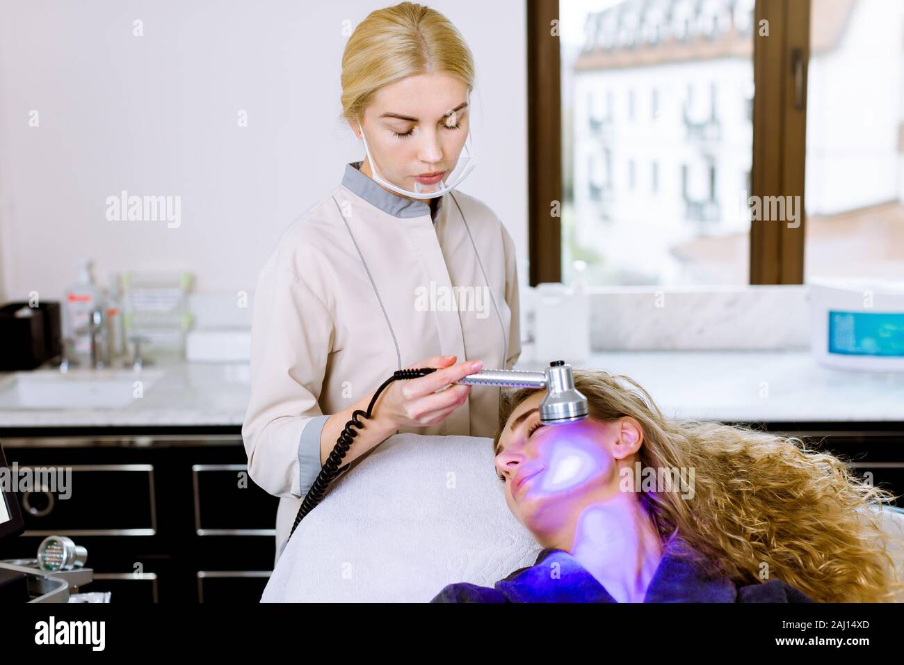 Doctor coiffeur blue led luminothérapie pour female customer en instituts de  beauté, soins du visage pour la thérapie photo pore de peau de nettoyage  ethnique. Anti-vieillissement Photo Stock - Alamy