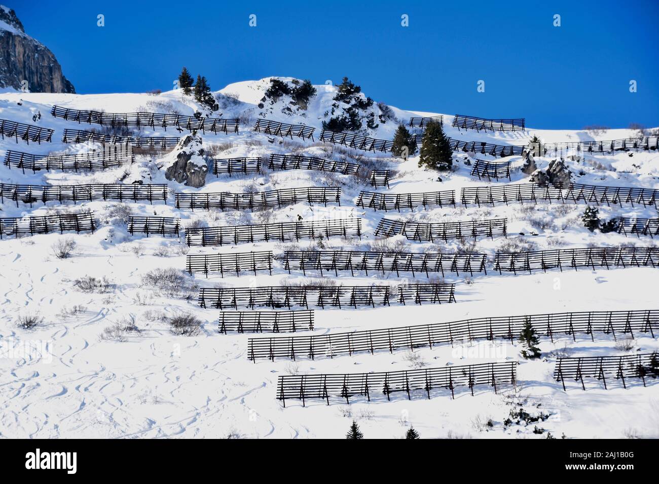 Von l'Schneemangel Lawinengitter heraus stehende à Zürs am Arlberg Banque D'Images