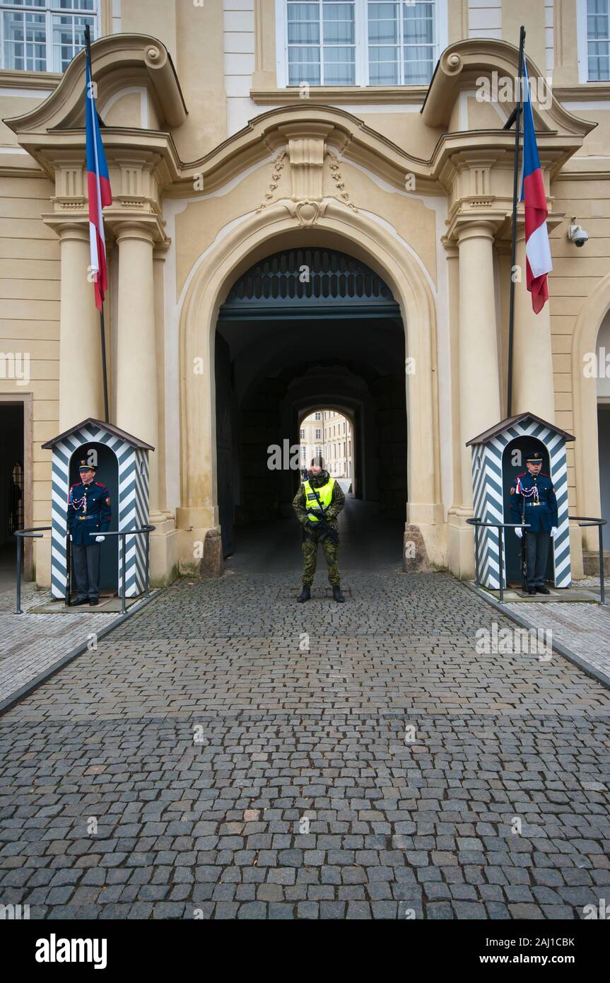 Les soldats de la Garde de cérémonie La Garde militaire à l'entrée du Château de Prague Le Château de Prague Prague République Tchèque Europe Travel Banque D'Images