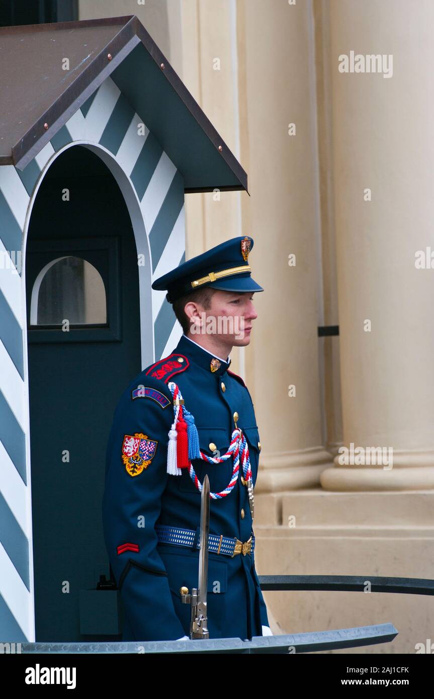 Les soldats de la Garde de cérémonie La Garde militaire à l'entrée du Château de Prague Le Château de Prague Prague République Tchèque Europe Travel Banque D'Images