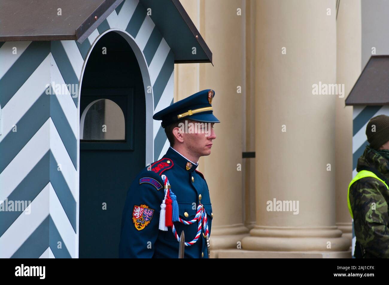 Les soldats de la Garde de cérémonie La Garde militaire à l'entrée du Château de Prague Le Château de Prague Prague République Tchèque Europe Travel Banque D'Images