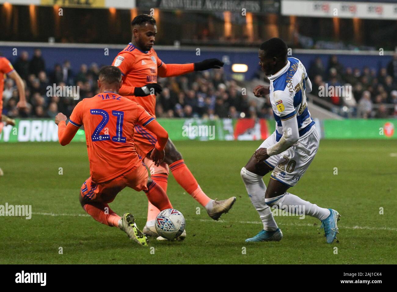 Londres, Royaume-Uni. 06Th Jan, 2020. Osayi-Samuel lumineux de QPR bat Ashley Richards, de la ville de Cardiff et marque le troisième but du match pour le rendre 3-0 au cours de l'EFL Sky Bet match de championnat entre les Queens Park Rangers et Cardiff City à la Fondation Prince Kiyan Stadium, Londres, Angleterre le 1 janvier 2020. Photo de Ken d'Étincelles. Usage éditorial uniquement, licence requise pour un usage commercial. Aucune utilisation de pari, de jeux ou d'un seul club/ligue/dvd publications. Credit : UK Sports Photos Ltd/Alamy Live News Banque D'Images