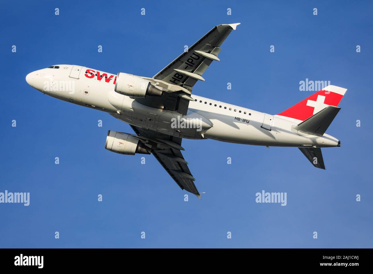 Enregistrement de l'Airbus A319 Suisse HB-UIP en vol le 29 décembre 2019 à l'aéroport Heathrow de Londres, Middlesex, Royaume-Uni Banque D'Images
