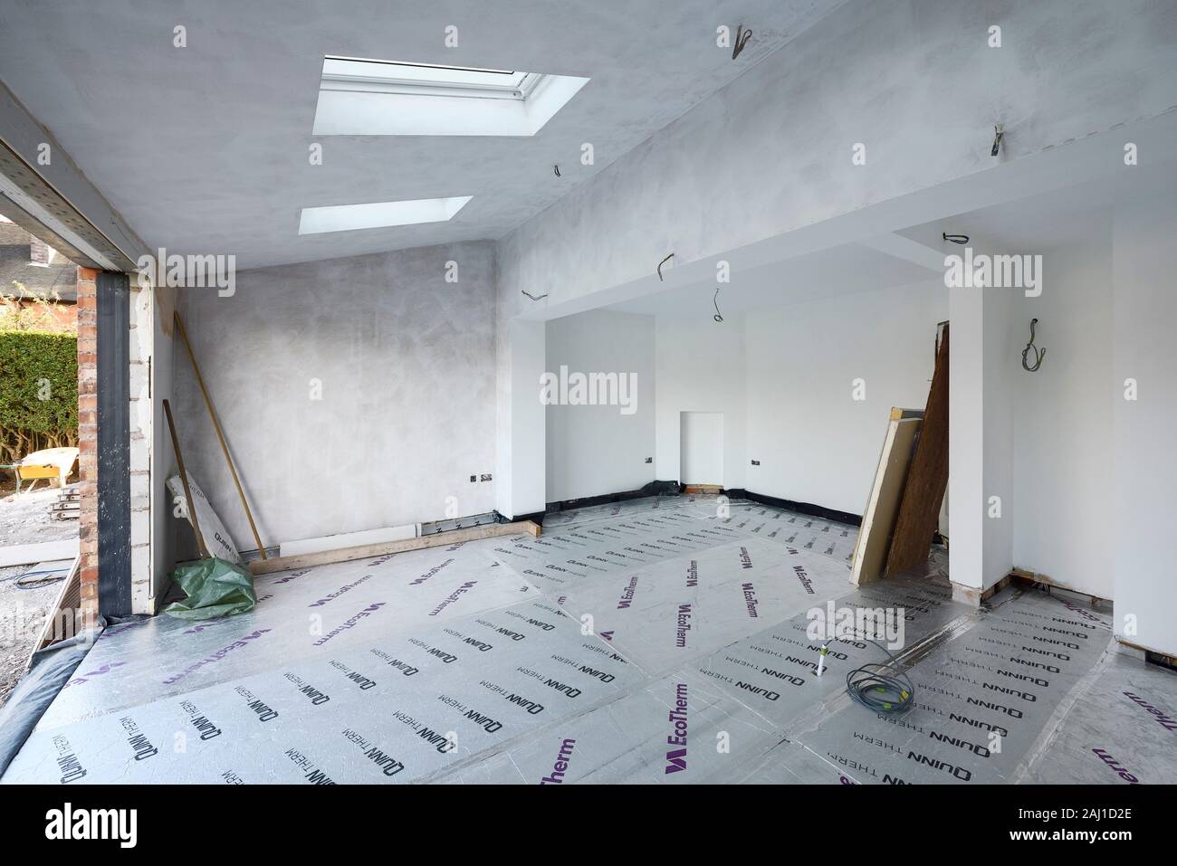 Un brouillard blanc couche de peinture sur des murs plâtrés dans un projet d'extension arrière sur une maison dans Cheshire UK Banque D'Images