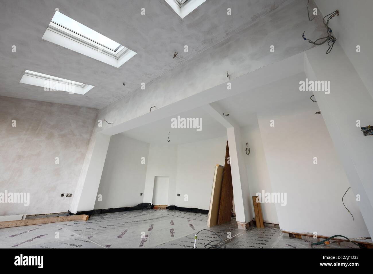 Un brouillard blanc couche de peinture sur des murs plâtrés dans un projet d'extension arrière sur une maison dans Cheshire UK Banque D'Images