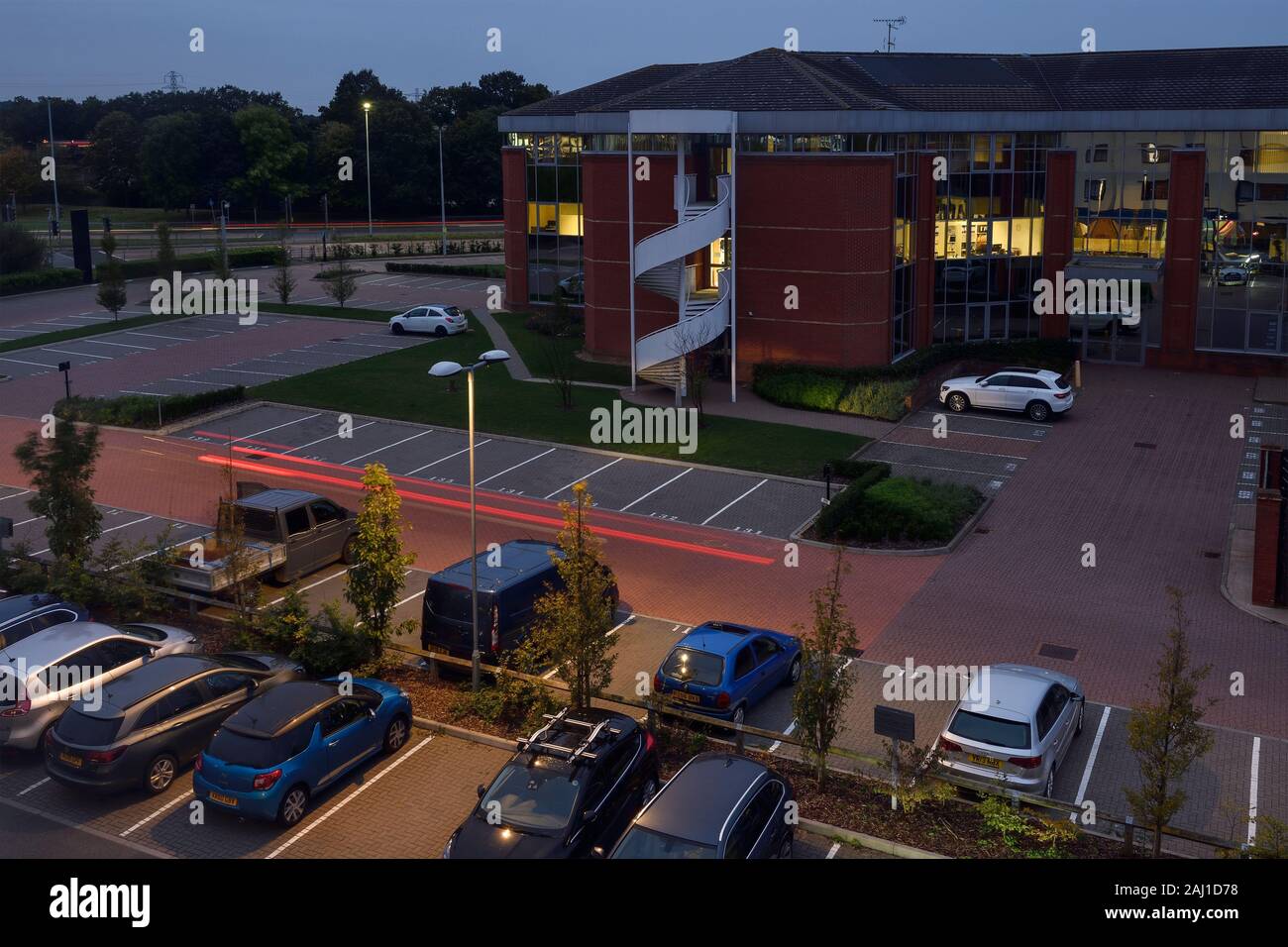 Un soir à la vue de tout le parking à Berkshire Place Winnersh Triangle Reading UK Banque D'Images