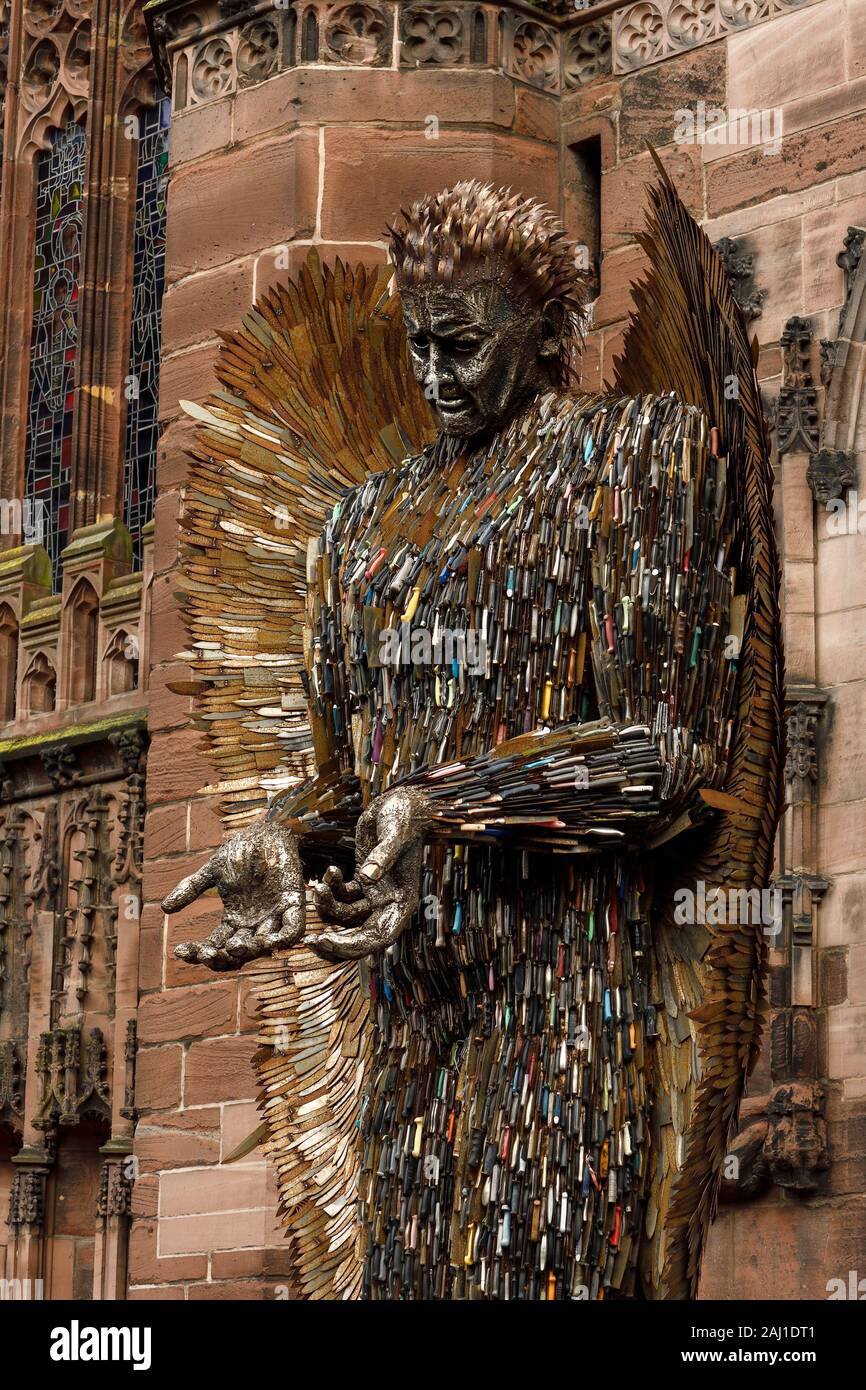 Le couteau Angel sculpture par Alfie Bradley à l'extérieur de la cathédrale de Chester en novembre 2019 Banque D'Images