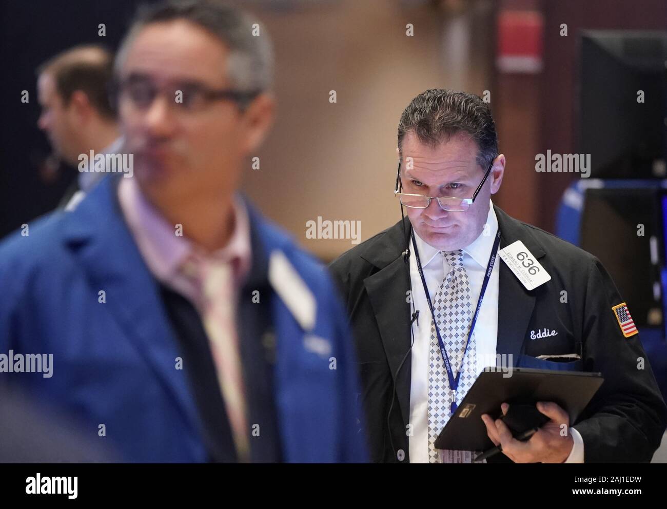 New York, États-Unis. 09Th Jan, 2020. Traders travailler sur le le parquet de la Bourse de New York le premier jour de négociation pour 2020 à la cloche d'ouverture de Wall Street à New York City le Jeudi, Janvier 2, 2020. Le S&P 500, Dow Jones et Nasdaq Composite index sont tous en territoire record. Photo de John Angelillo/UPI UPI : Crédit/Alamy Live News Banque D'Images