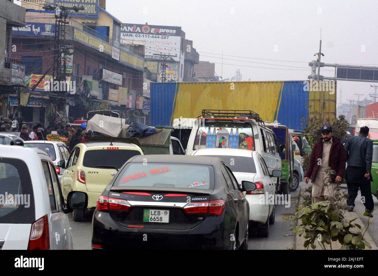 Les membres du public et les bons transporteurs stationné leurs véhicules de l'Alliance sur la route pour bloquer le chemin la provoquer, pour les navetteurs, au cours d'une grève contre la taxe de péage inabordables, à Badami Bagh à Lahore le Jeudi, Janvier 02, 2020. Banque D'Images