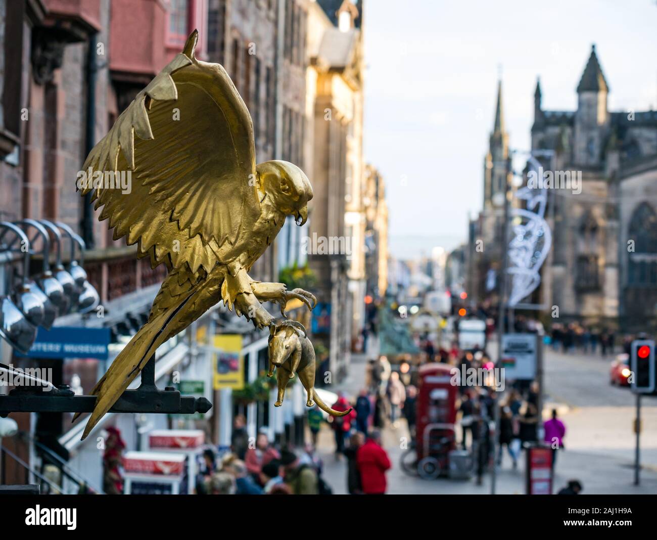 Faucon d'or aux ailes déployées attraper une statue de rat, Gladsonte la terre, Royal Mile, Édimbourg, Écosse, Royaume-Uni Banque D'Images