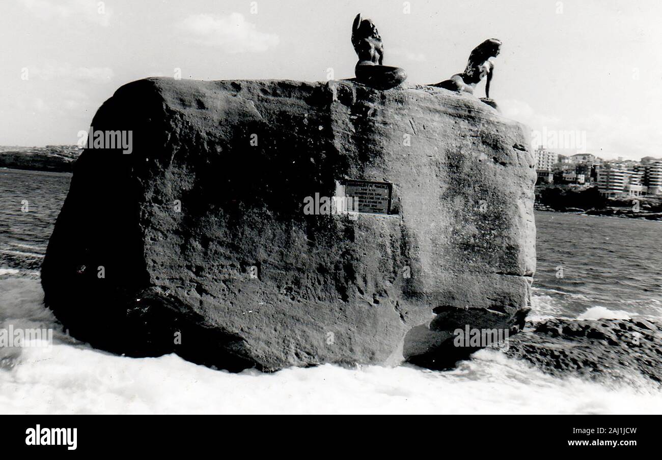 Juillet 1971 - Mermaid rock, Bondi Beach, Australie,(quand le sirènes étaient encore intacts). Le rock (235 tonnes) lui-même aurait été lavé à terre au cours d'une tempête le 15 juillet 1912. Les sirènes ont été créés par le sculpteur Randolph Lyall (installé 3 avril 1960) ont été modélisés sur deux femmes locales Jan Carmody, Miss Australie (1959) surf et Lynette Whillier, (nageur champion et finaliste au même concours.). Lynette a été perdu à la mer en 1974, l'autre avec un bras manquant a été supprimé en 1976 et est conservé dans la bibliothèque de Waverley. Les deux ont été fabriqués à partir de fibre de verre de couleur bronze. Banque D'Images