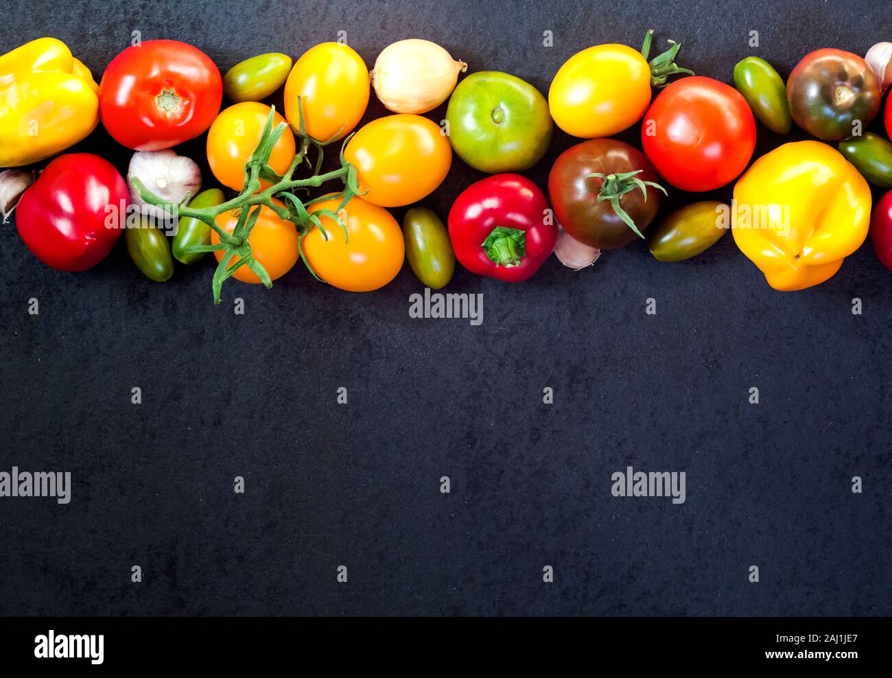 Assortiment de légumes frais colorés sur fond noir. Mise à plat, vue du dessus. Copier l'espace. Banque D'Images