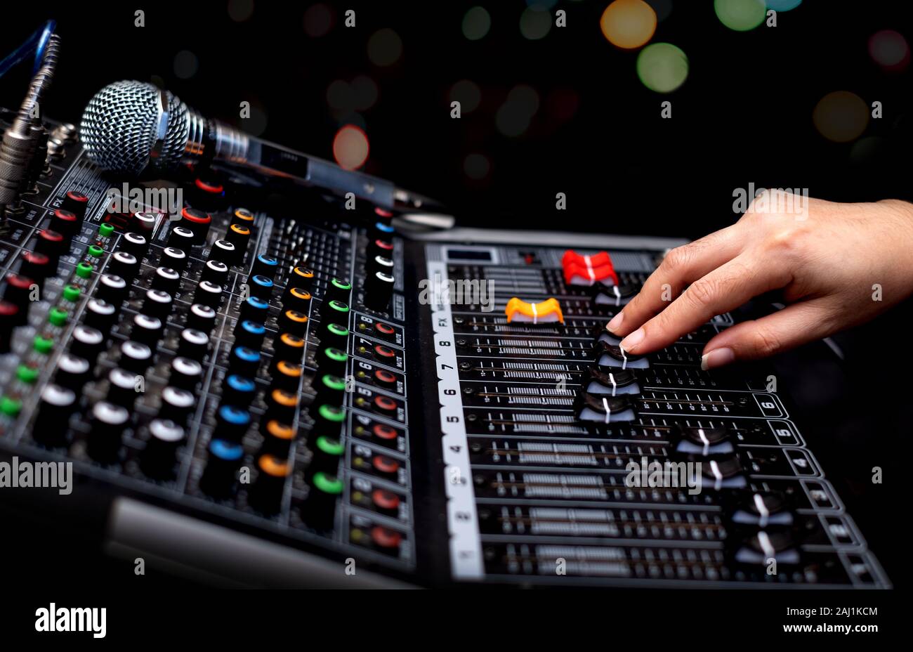 Femme mains mixage audio par l'ingénieur du son dans le studio d'enregistrement analogique Banque D'Images