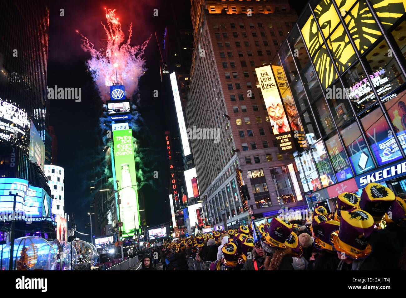 Les fêtards du Nouvel An sont vus au cours de la Times Square New Year's Eve 2020 Célébration le 31 décembre 2019 dans la ville de New York. Banque D'Images