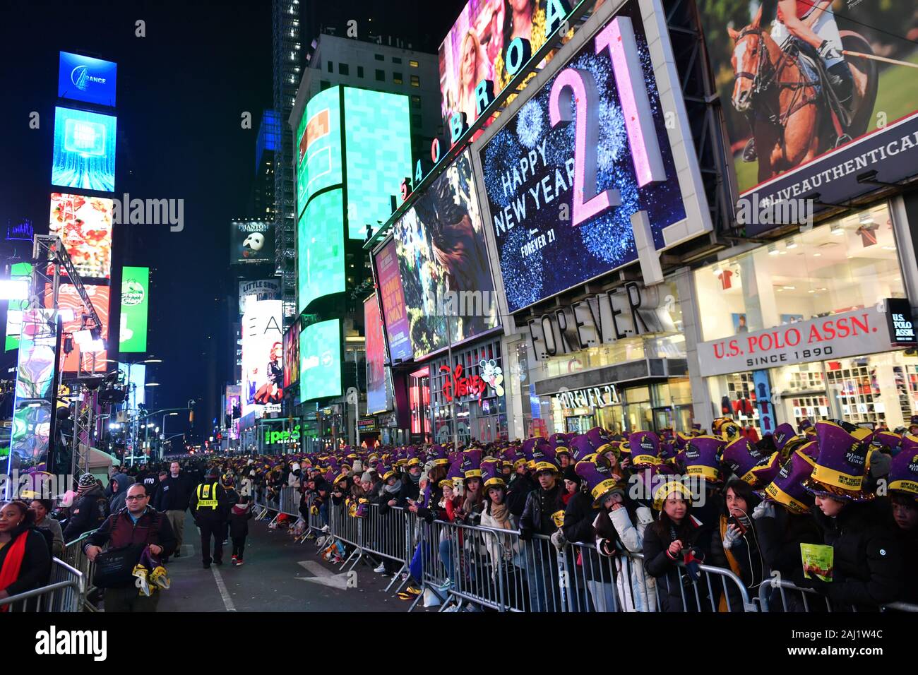 Les fêtards du Nouvel An sont vus au cours de la Times Square New Year's Eve 2020 Célébration le 31 décembre 2019 dans la ville de New York. Banque D'Images