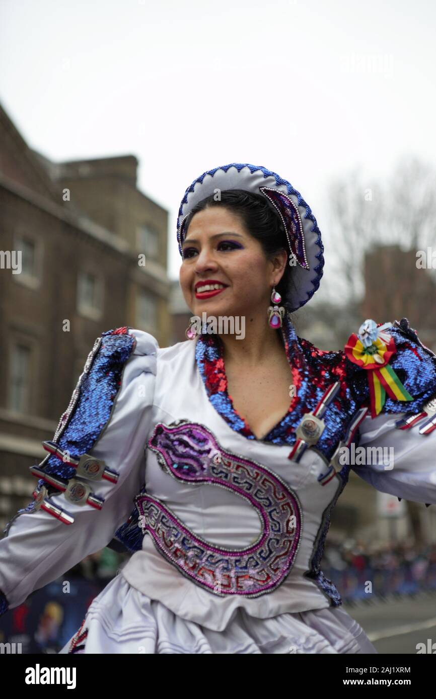 Londres, Royaume-Uni. 06Th Jan, 2020. La Bolivie effectue pendant la parade.La 34e année de London's défilé du Nouvel An commence le premier jour de l'an 2020 avec des milliers d'interprètes du monde entier. Comme l'une des plus grandes du monde spectaculaire de la rue, chaque année, des danseurs, des acrobates, des cheerleaders, des fanfares, des véhicules historiques et plus d'assemblage au coeur de la capitale pour une fête colorée. Credit : SOPA/Alamy Images Limited Live News Banque D'Images