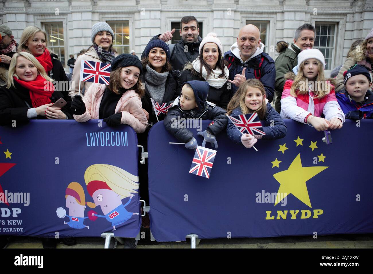 Londres, Royaume-Uni. 06Th Jan, 2020. Les gens tiennent les drapeaux pendant la parade.La 34e année de London's défilé du Nouvel An commence le premier jour de l'an 2020 avec des milliers d'interprètes du monde entier. Comme l'une des plus grandes du monde spectaculaire de la rue, chaque année, des danseurs, des acrobates, des cheerleaders, des fanfares, des véhicules historiques et plus d'assemblage au coeur de la capitale pour une fête colorée. Credit : SOPA/Alamy Images Limited Live News Banque D'Images