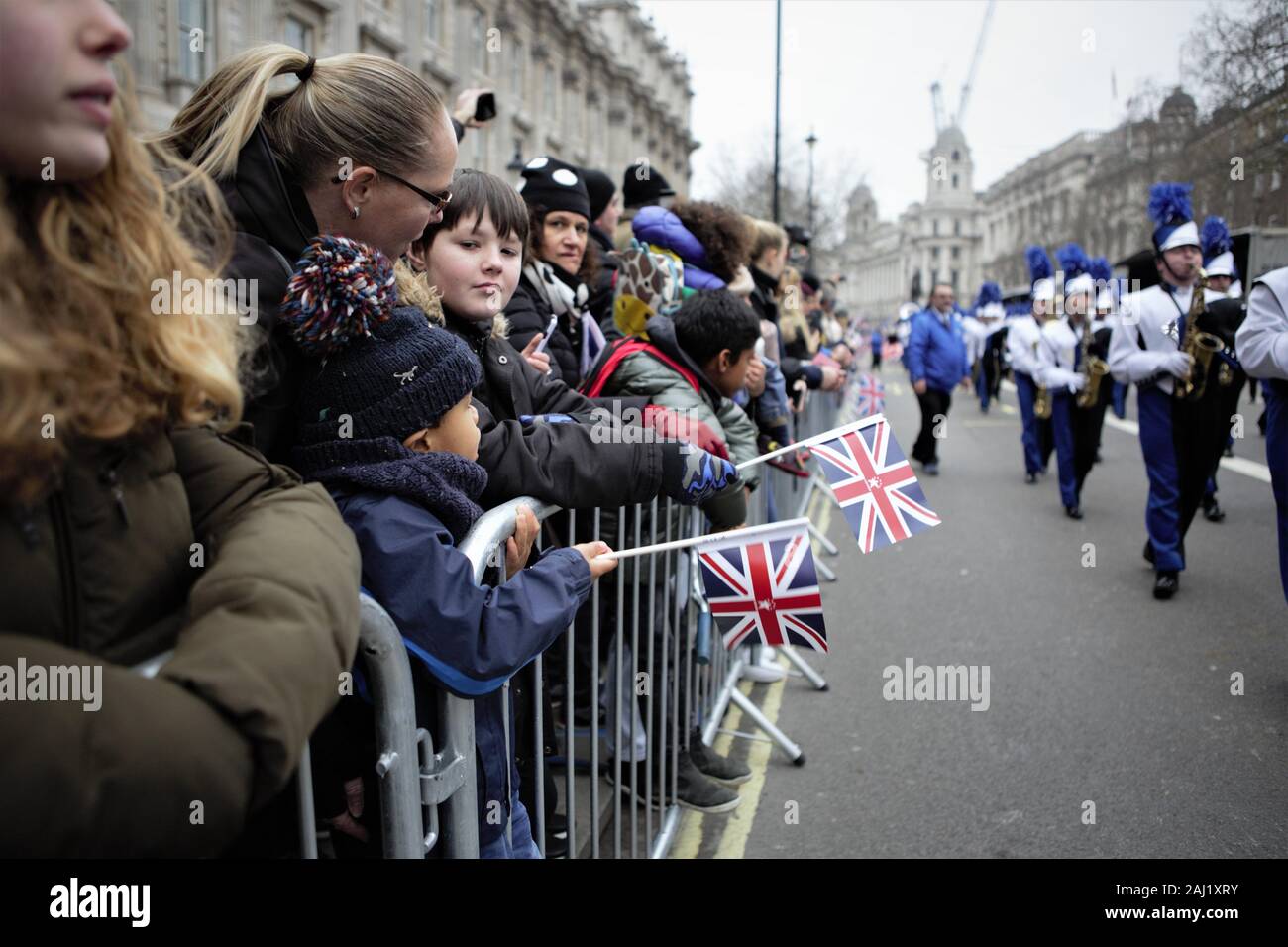 Londres, Royaume-Uni. 06Th Jan, 2020. Les gens tiennent les drapeaux pendant la parade.La 34e année de London's défilé du Nouvel An commence le premier jour de l'an 2020 avec des milliers d'interprètes du monde entier. Comme l'une des plus grandes du monde spectaculaire de la rue, chaque année, des danseurs, des acrobates, des cheerleaders, des fanfares, des véhicules historiques et plus d'assemblage au coeur de la capitale pour une fête colorée. Credit : SOPA/Alamy Images Limited Live News Banque D'Images