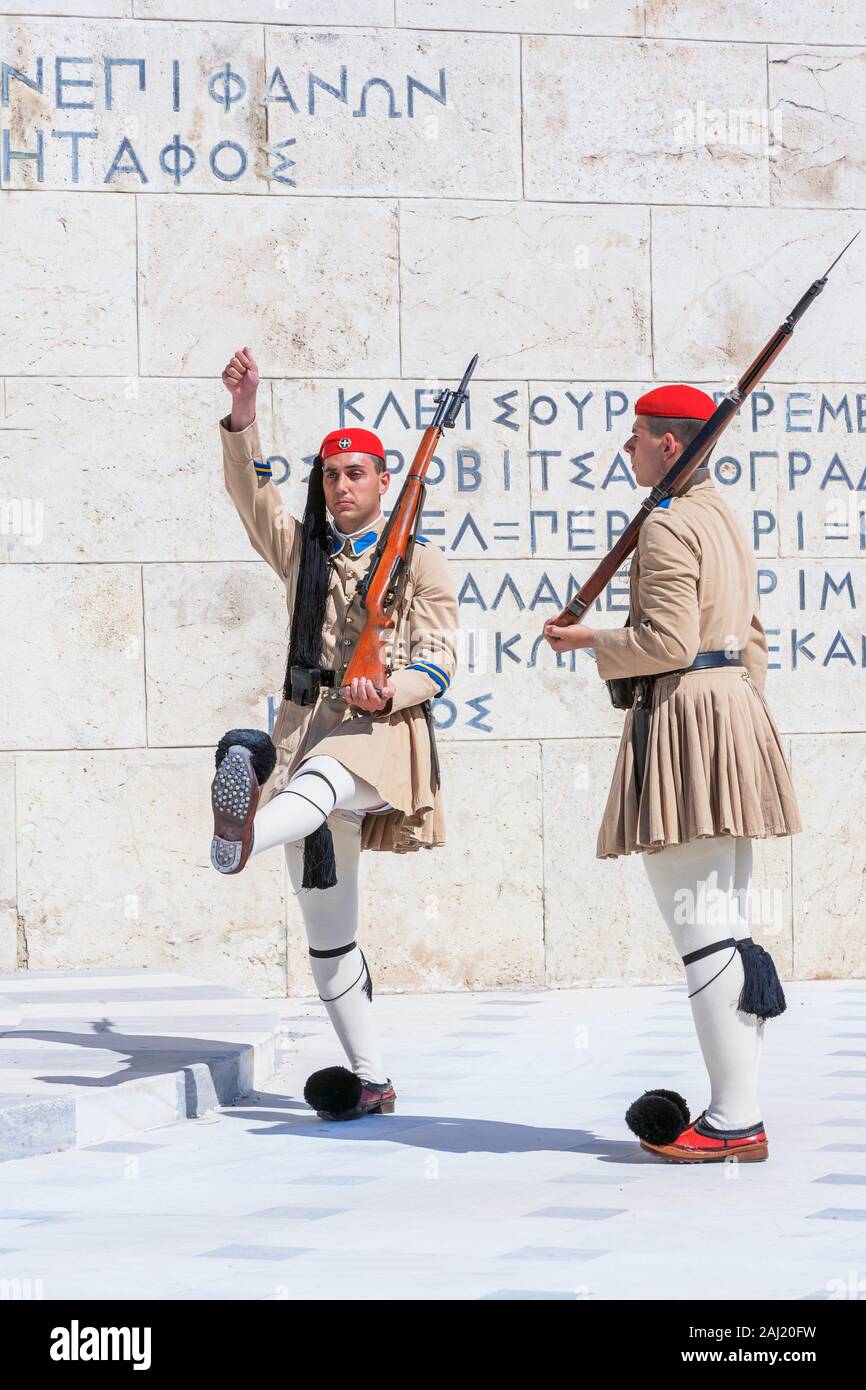 Les soldats de l'evzone changement de garde, Athènes, Grèce, Europe Banque D'Images