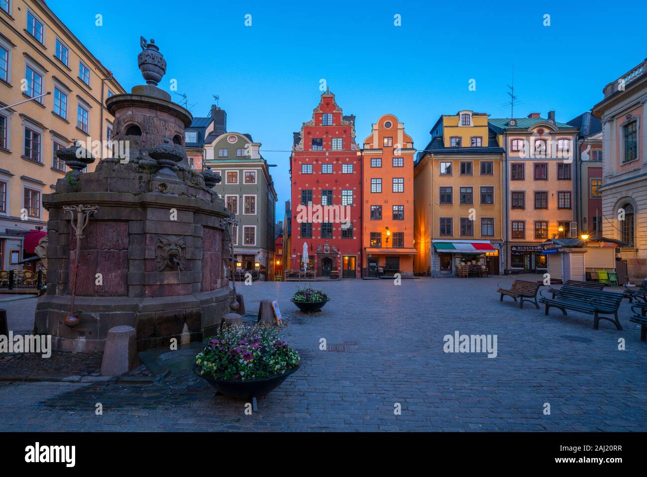 Crépuscule sur les façades colorées des maisons de la cité médiévale de la place Stortorget, Gamla Stan, Stockholm, Suède, Scandinavie, Europe Banque D'Images