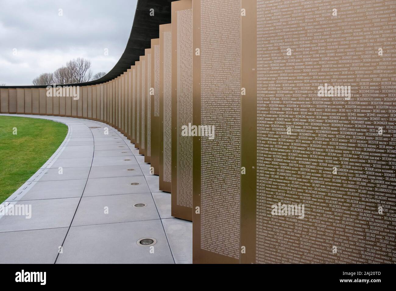 Memorial morts Notre-Dame-de-Lorette (anneau de mémoire). Le monument commémore les soldats morts sur le sol des deux départements français Banque D'Images