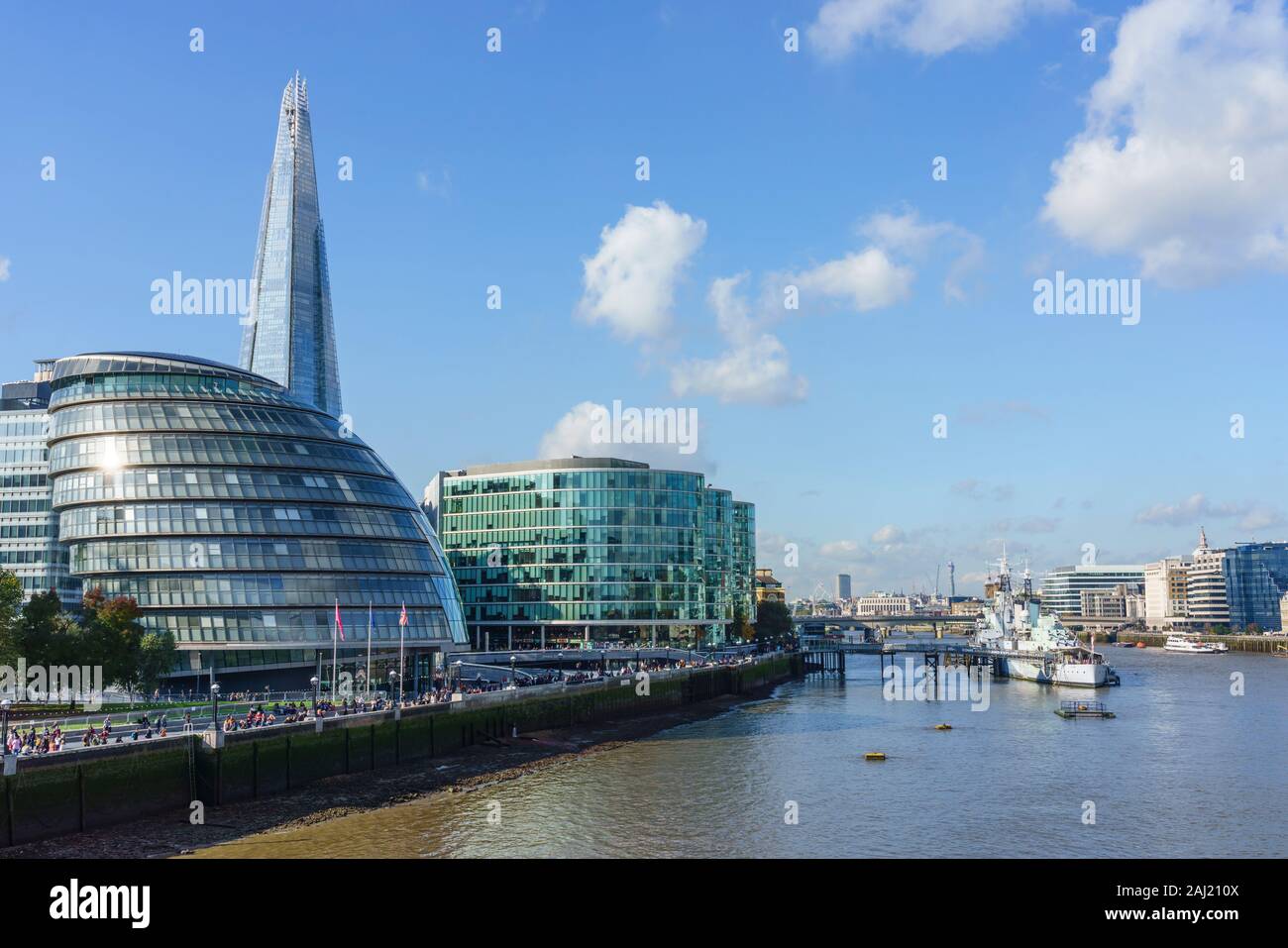 Le Shard avec l'Hôtel de ville et plus d'immeubles de bureaux à Londres, Londres, Angleterre, Royaume-Uni, Europe Banque D'Images