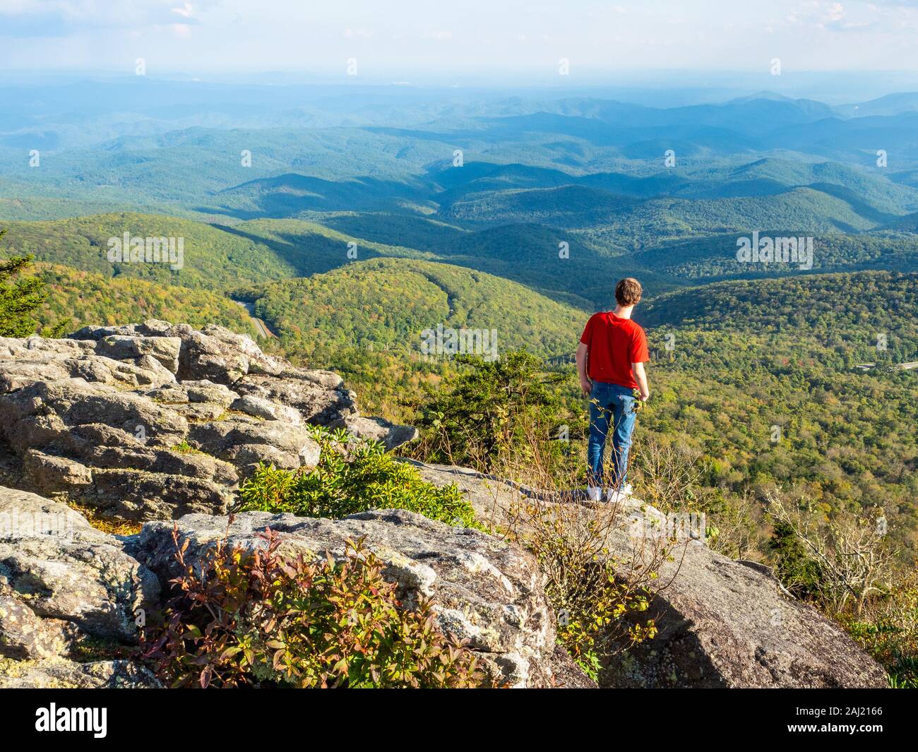 Garçon regarde la vue depuis le pic de Grandfather Mountain, Blue Ridge Mountains, les Appalaches, North Carolina, USA, Amérique du Nord Banque D'Images