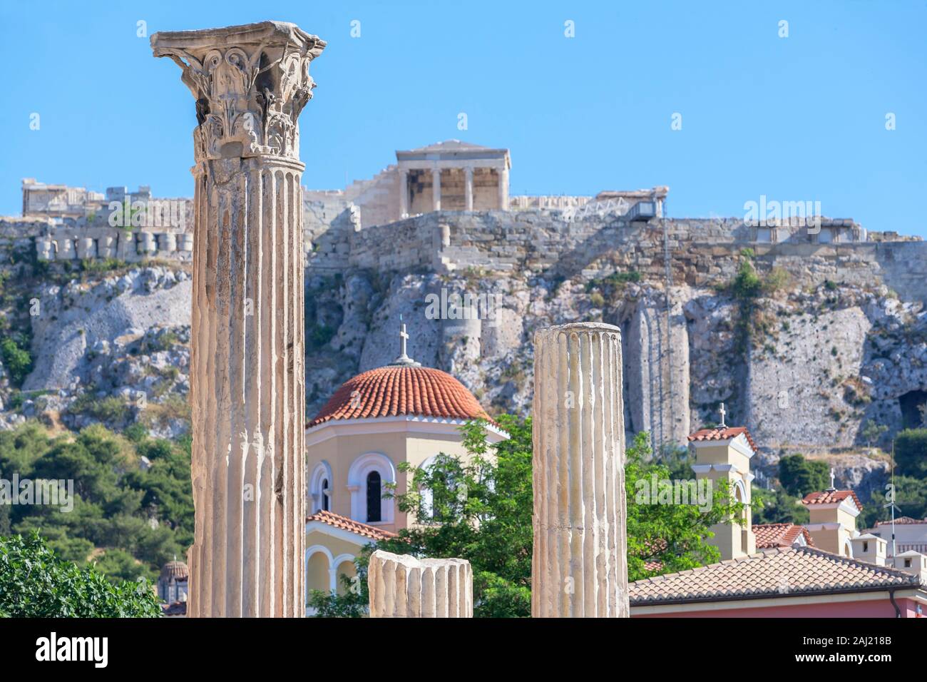 Y compris l'acropole de colonnes de la bibliothèque d'Hadrien, Athènes, Grèce, Europe Banque D'Images