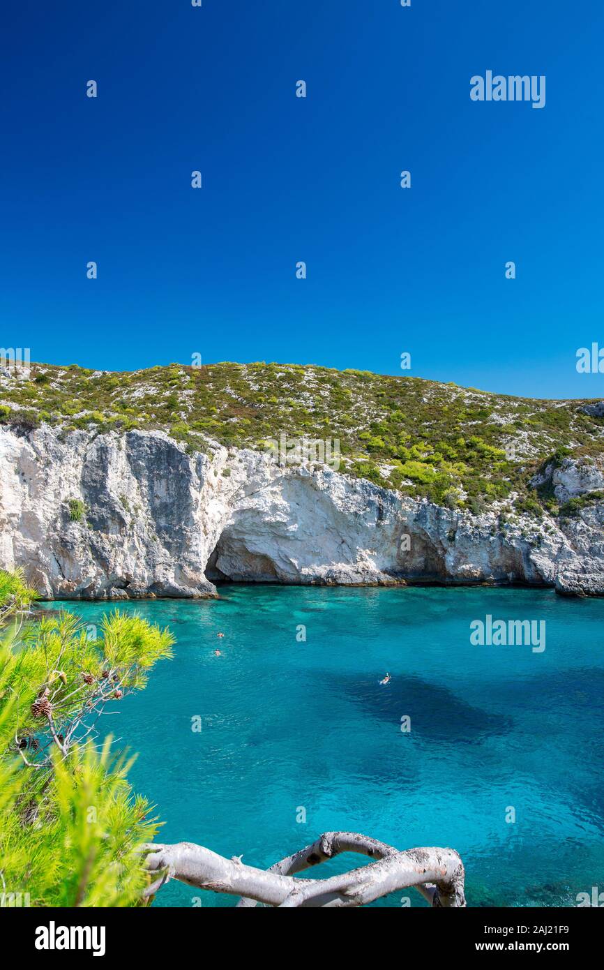 Belle plage et les gens en apnée, l'île de Zante, îles Ioniennes, îles grecques, Grèce, Europe Banque D'Images