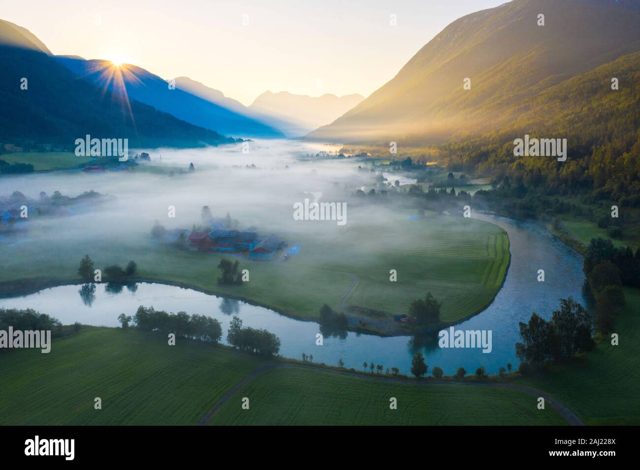 Brume sur les champs cultivés le long de la rivière Stryneelva, vue aérienne, Stryn, Nordfjorden, comté de Sogn og Fjordane, Norvège, Scandinavie, Europe Banque D'Images