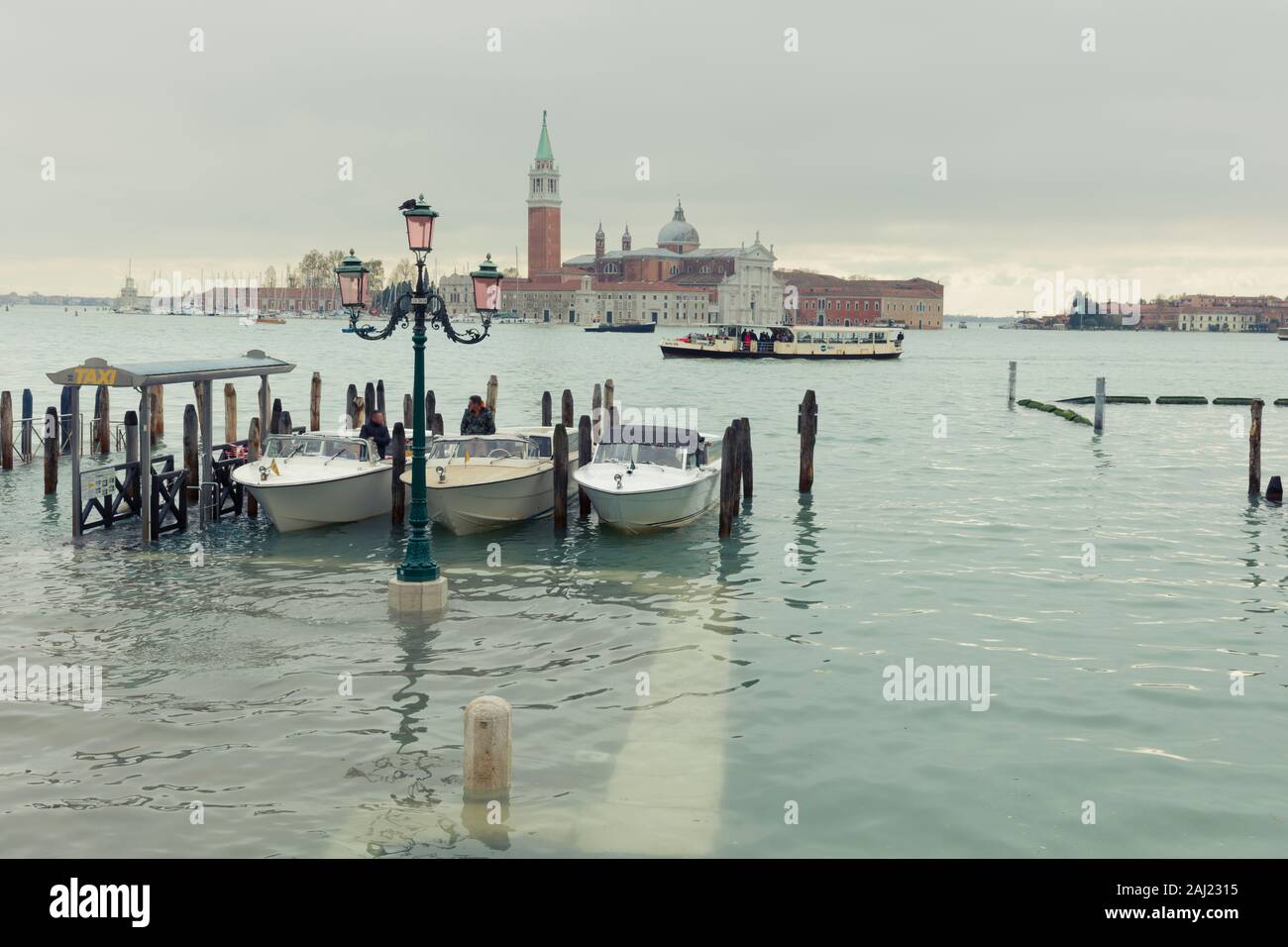 Les taxis de l'eau mouillée à côté d'une allée submergées sur le littoral de Saint Marc après la plus forte marée à Venise depuis 1966, l'UNESCO, Veneto, Italie Banque D'Images