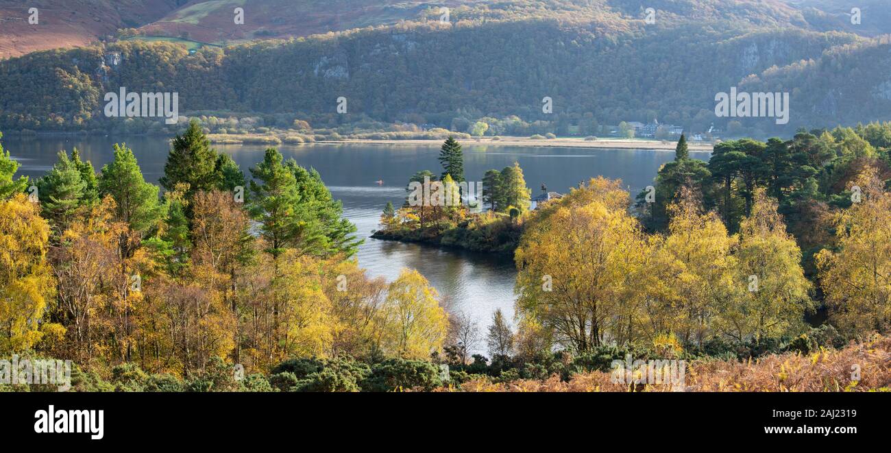 Couleurs d'automne et le soleil plus Brandlehow et bois Manesty, Derwent Water, Lake District National Park, l'UNESCO, Cumbria, England, UK Banque D'Images