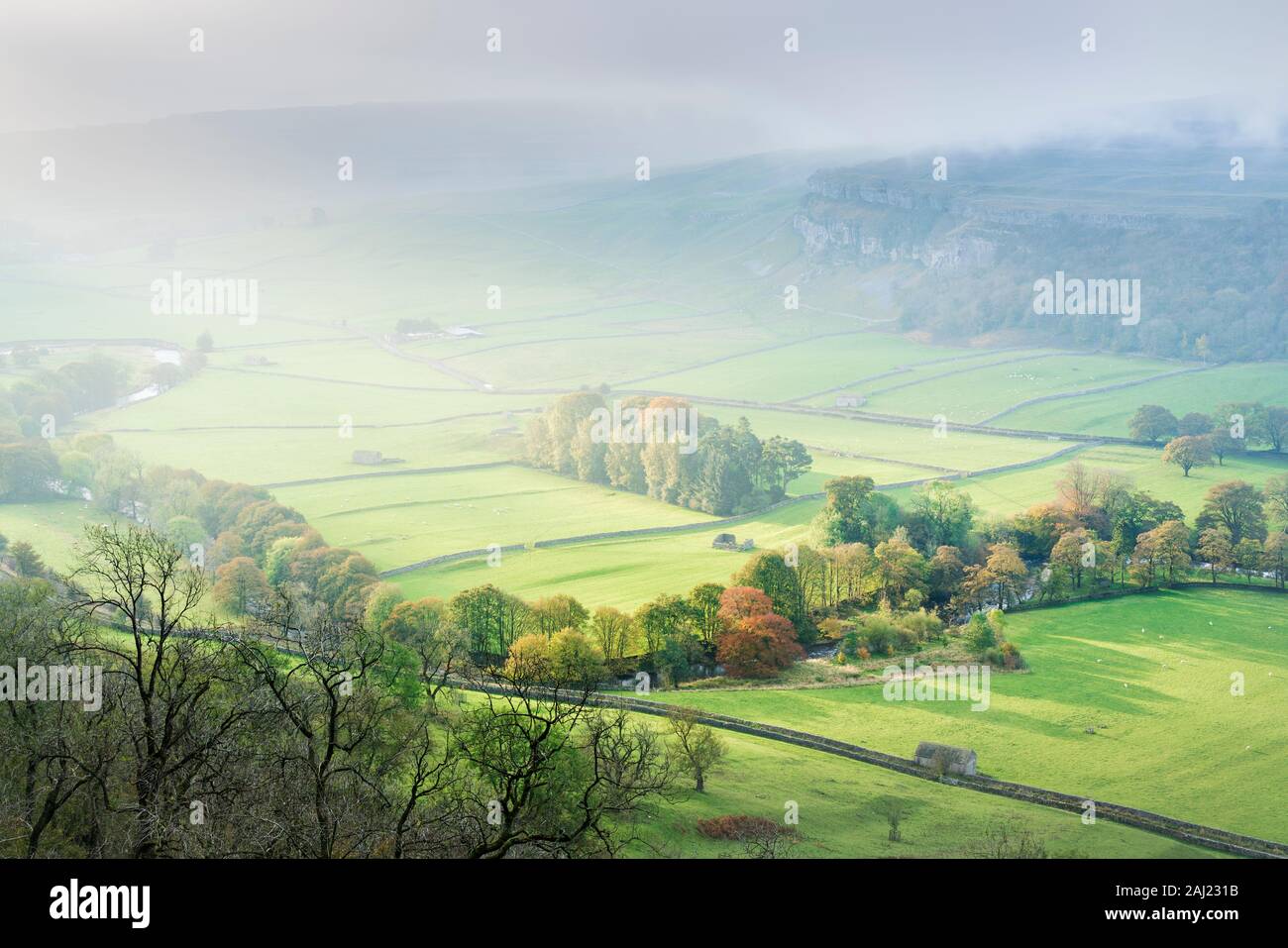 Aube lumière plus de Arncliffe village de Littondale, Yorkshire du Nord, Yorkshire, Angleterre, Royaume-Uni, Europe Banque D'Images