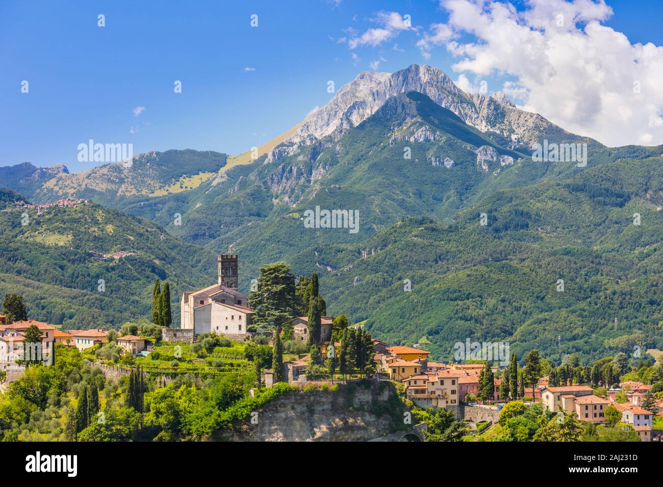 Duomo de Barga avec la Pania della Croce, Alpes Apuanes, Toscane, Italie, Europe Banque D'Images