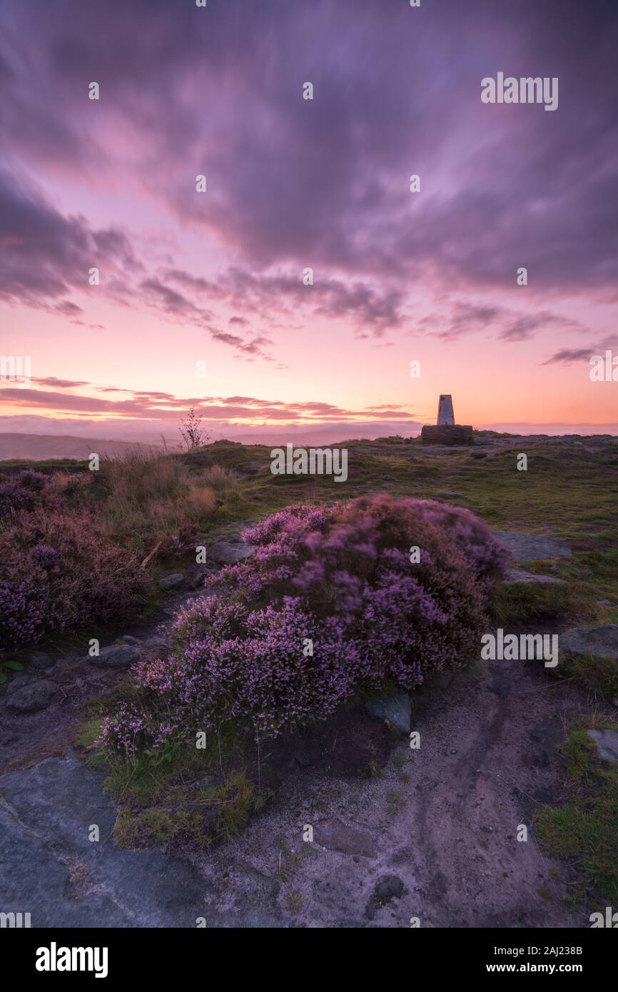 Lever du soleil à Cloudside trig point, Crewe, Cheshire, Angleterre, Royaume-Uni, Europe Banque D'Images