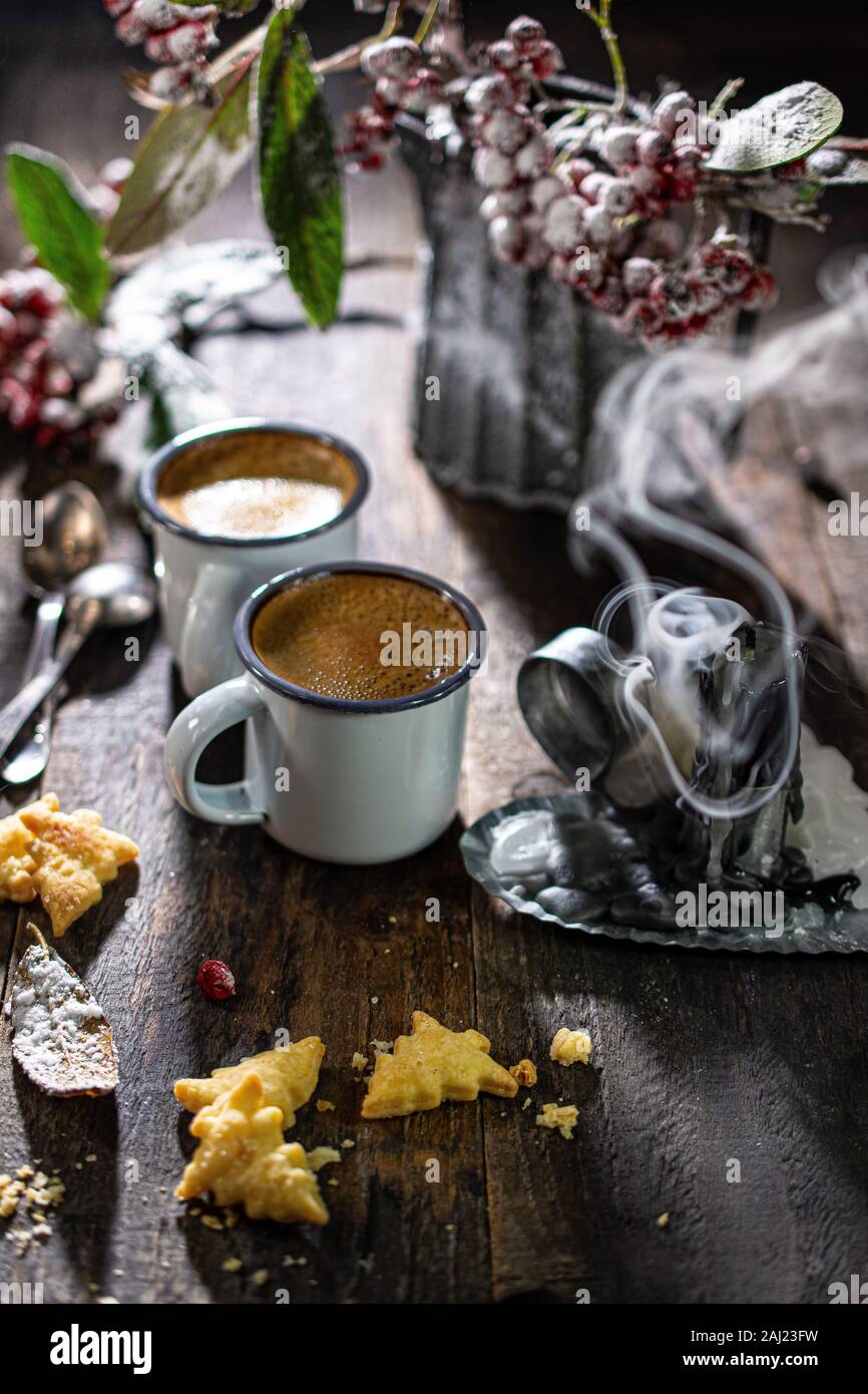 Matin petit-déjeuner café avec chandelle éteinte. Fond fumé.aliments sains et boire Banque D'Images