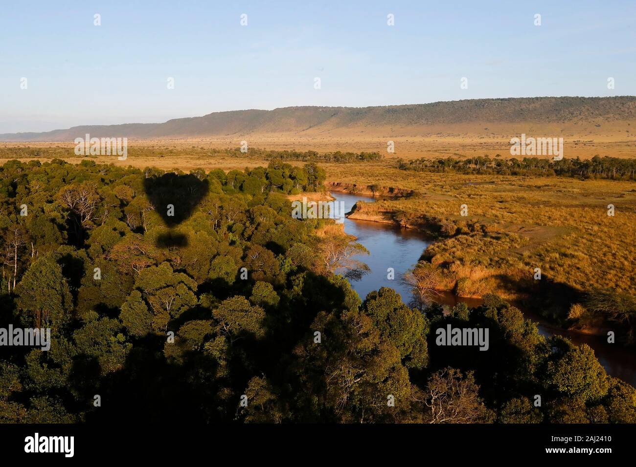 Une vue sur le cours sinueux de la rivière Mara par l'intermédiaire de la réserve nationale d'un ballon à air chaud, Kenya, Afrique de l'Est, l'Afrique Banque D'Images