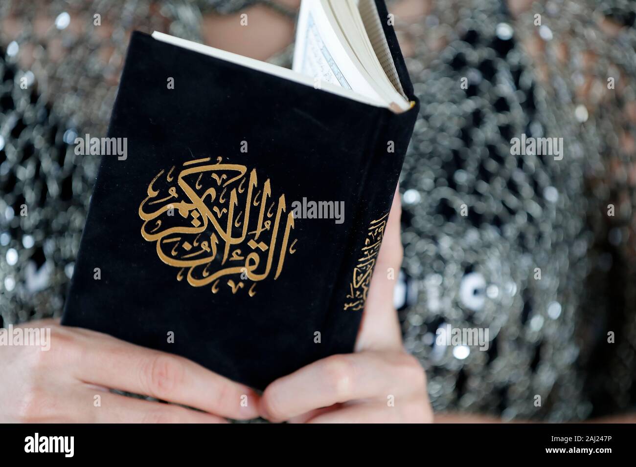 Close-up of woman reading le Noble Coran, Ho Chi Minh City, Vietnam, Indochine, Asie du Sud-Est, l'Asie Banque D'Images