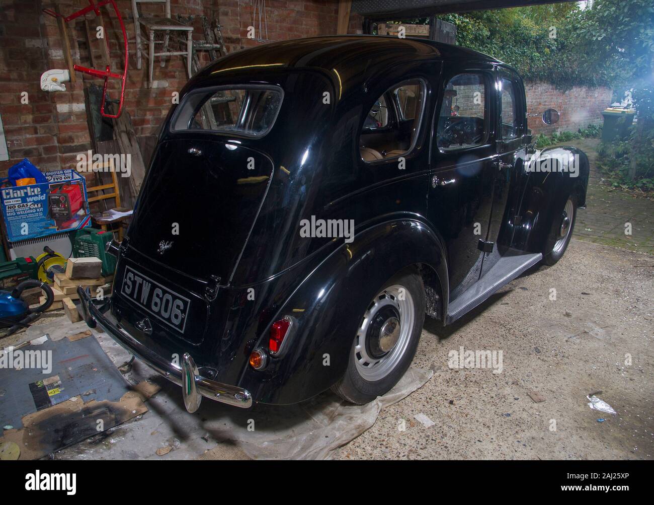 1951 E493A Ford Prefect voiture de famille britannique classique Banque D'Images
