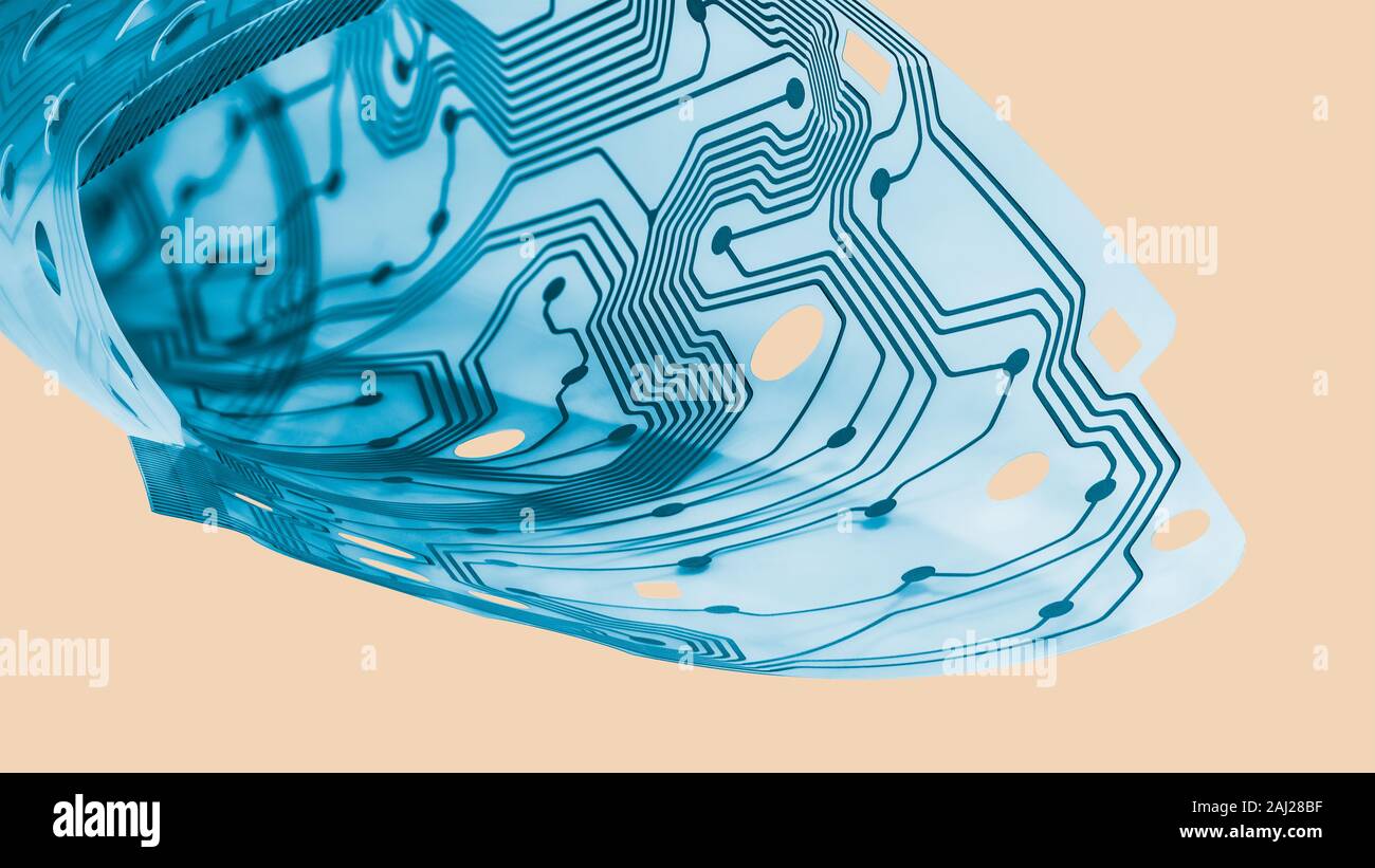 Carte de circuits flex électronique détaillée. Membrane en plastique bleu enroulé à rouler. Des trous ronds, les noeuds de l'interrupteur ou de lignes. Feuille pliée abstrait sur fond beige. Banque D'Images