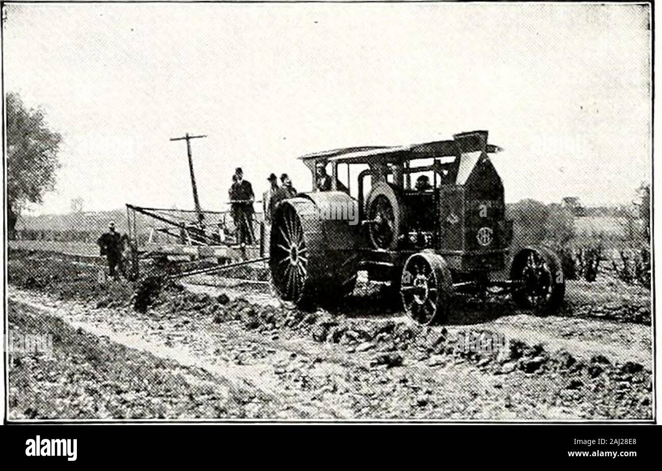 De bonnes routes du Sud . CrossEXPLOSIVES rouge pour la construction des routes qu'il ne se limite pas à cette méthode, mais thoroughlyrovers chaque détail de la construction et de l'entretien, et les utilisations de l'ensemble des méthodes et appareils pour cette fin. Il est entièrement illustré par les similis et les originaux des dessins en coupe et plan nal. Un exemplaire sera envoyé freeto tout superviseur, maître ou pHvate chemin partie qui hasanything à voir avec la construction ou l'entretien des routes. Écrire à la fois et d'obtenir l'un des premiers exemplaires émis.Demande de brochure n° 289. De bonnes routes Ministère E. I. du Pont de Nemours & CO. WILMINGTON. DEL.. W Banque D'Images