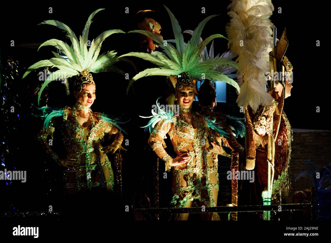 Carnaval de Tarragone, une femme de couleur dans un costume en prenant part au défilé Banque D'Images