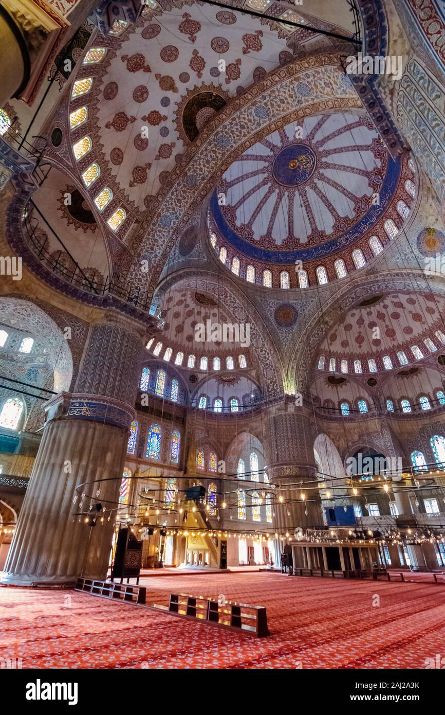 Istanbul, Turquie - Aug 18, 2015 : l'intérieur de l'intérieur de la mosquée bleue aussi connu comme la mosquée Sultan Ahmed. fonctionnement est une destination de voyage populaires Banque D'Images