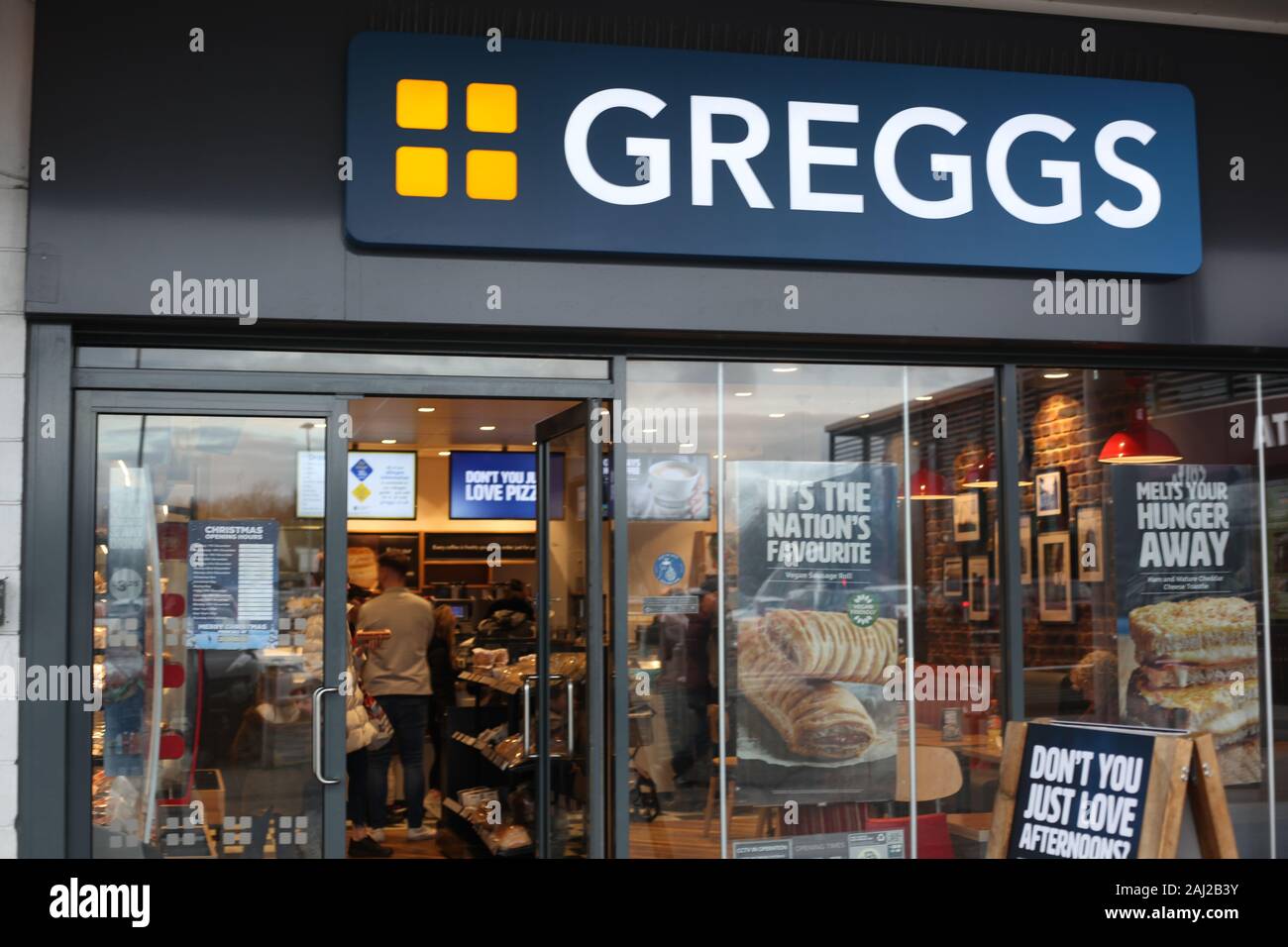 Plusieurs personnes font la queue pour la nourriture à Greggs Bakery, Essex, UK Banque D'Images